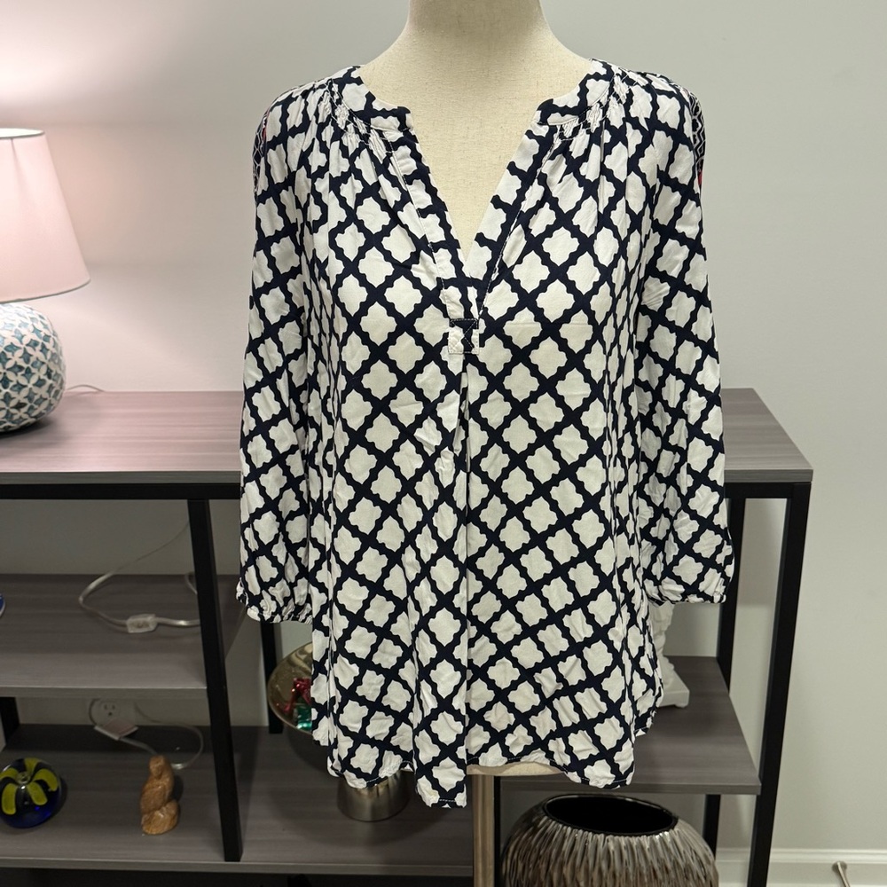 🤍 Crown & Ivy Navy & White Geo Print Split-Neck Blouse | Size S